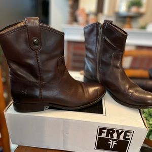 Beautiful FRYE MELISSA BUTTON SHORTIE 9.5